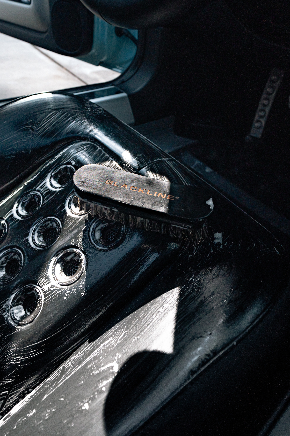 BLACKLINE® LEATHER BRUSH